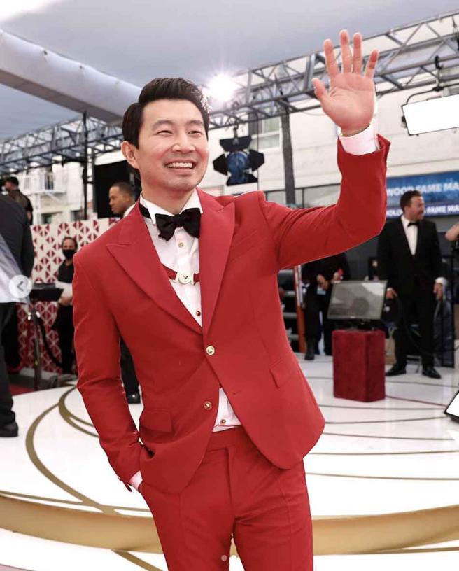 刘思慕首次出席奥斯卡以Versace红色西装现身，品牌主理人Donatella Versace更于IG上称他为此次红毯上的「Versace英雄」。（摘自Donatella VersaceIG）