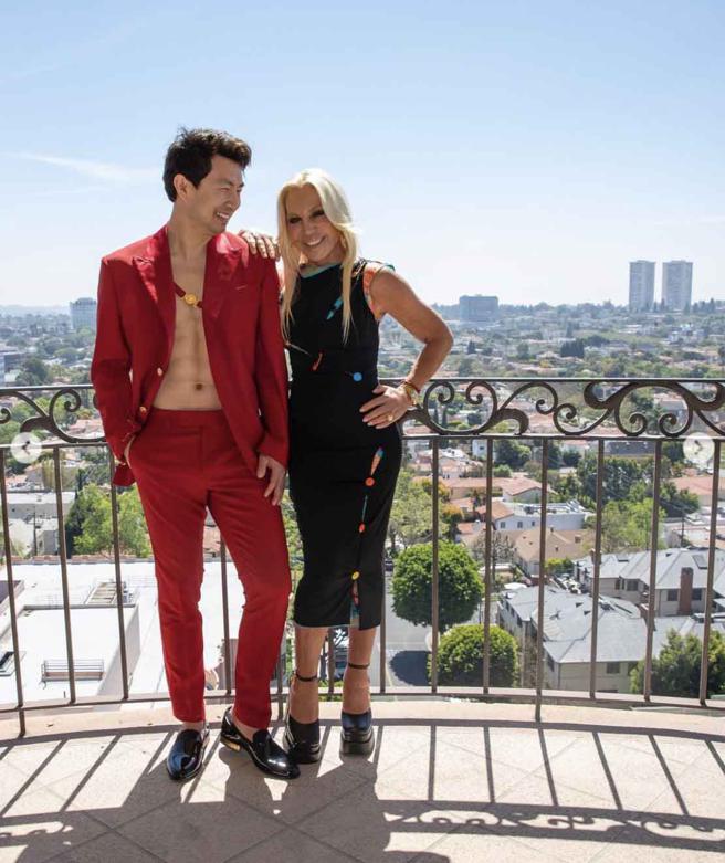 刘思慕与Versace品牌主理人Donatella Versace合照。（摘自Donatella VersaceIG）