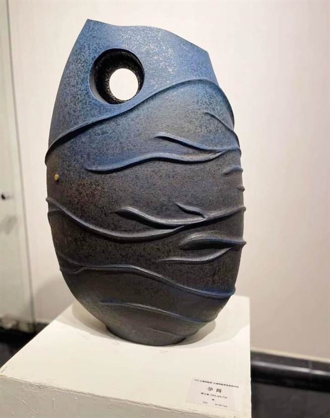 展览作品分为釉色变化、柴烧、电烧、手捏、陶板、造型、拉坯成形、釉上彩及釉下彩等技法。（陈维铨提供）