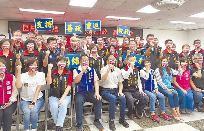 圖為國民黨黃國園黨部13日公開力挺挺張善政（前排中）。（本報資料照/呂筱蟬攝）