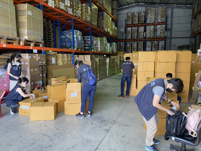 近日富乐快筛在各地出包，检调查出，竟是黑心业者以陆制货混充。检调13日搜索大鑫公司与其仓库，查扣1400箱以上、超过45万支试剂，并约谈5名嫌犯。（调查局提供／陈志贤台北传真）