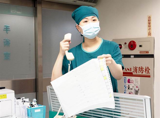 光田醫院護理師黃鈺茹，在懷孕五個月時全家都染疫，最後靠著意志力撐過染疫的煎熬。（光田醫院提供／陳世宗台中傳真）
