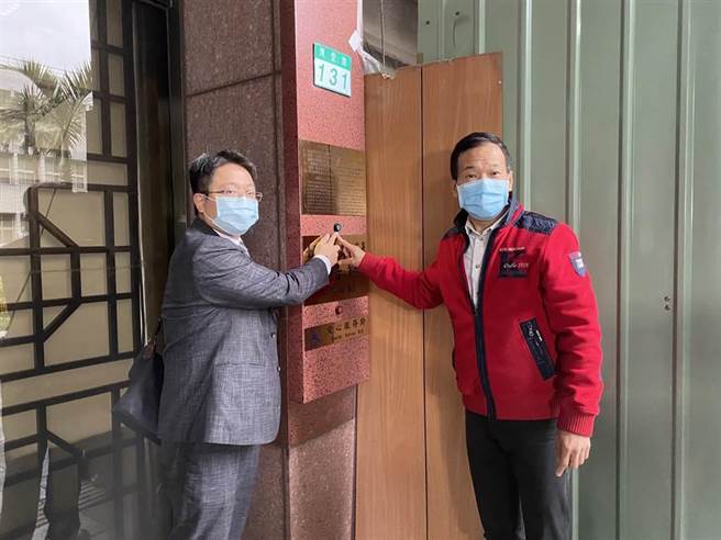 锺小平告刘耀仁（本报资料照片）