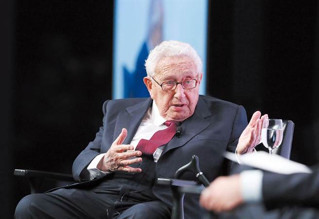 美国前国务卿季辛吉近日接受专访表示，美国如今比越战时还分裂，同时期望中国西化的策略已不合理。（新华社）