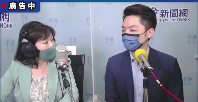 國民黨台北市長參選人蔣萬安14日接受廣播節目專訪，左批中央僥倖、右打柯市府防疫沒到位。（摘自中廣新聞網YT）