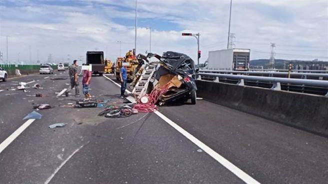 國道三號北上快官路段靠近201公里處，今天上午8點左右發生一起嚴重車禍，2輛大貨車與1輛自小客車發生碰撞，由於撞擊力道過猛，自小客車體嚴重變形，車輛零件散落一地。(民眾提供／吳建輝彰化傳真)