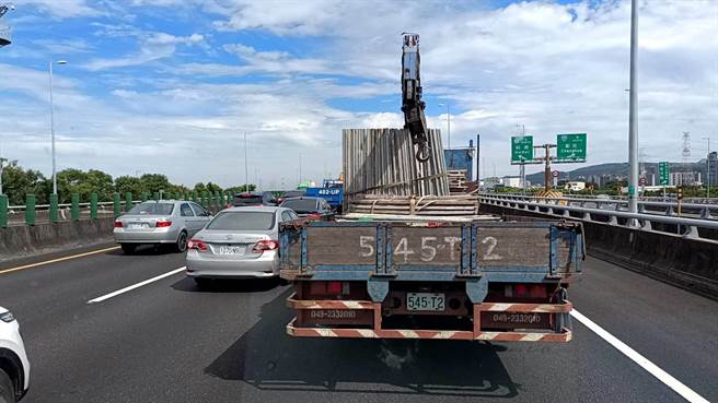 警方說，由於事故現場就發生在正在施工伸縮縫的199公里到197.5公里處附近，因此造成現場回堵超過3公里以上，目前正在事故排除，至於詳細的肇事原因與事發經過，仍有待進一部調查釐清。(民眾提供／吳建輝彰化傳真)