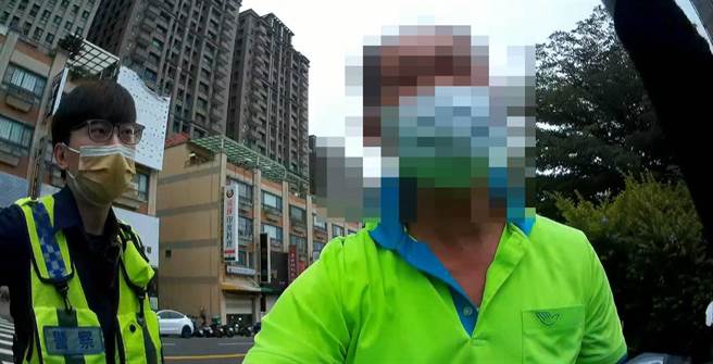 林姓男子接获假检警来电，告知他个资被盗用，且已经涉及洗钱案件，要他赶快把户头里的钱都匯给书记官检查，情急之下他吓得拿起存折匆忙出门立刻赶到银行，所幸半途遇到巡逻员警耐心解说，让他确认是诈骗集团的伎俩，保住积蓄。（警方提供／谢琼云台中传真）