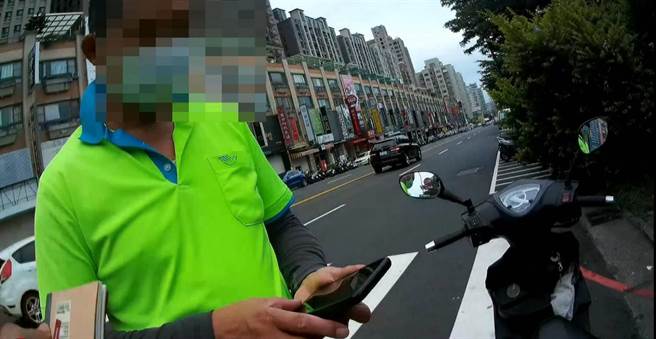 林姓男子接获假检警来电，告知他个资被盗用，且已经涉及洗钱案件，要他赶快把户头里的钱都匯给书记官检查，情急之下他吓得拿起存折匆忙出门立刻赶到银行，所幸半途遇到巡逻员警耐心解说，让他确认是诈骗集团的伎俩，保住积蓄。（警方提供／谢琼云台中传真）