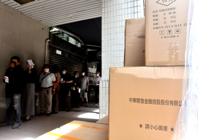 开发金今年股东会纪念品推出「花鸟彩绘碗」，造成股民排队疯抢。（图／顏谦隆）