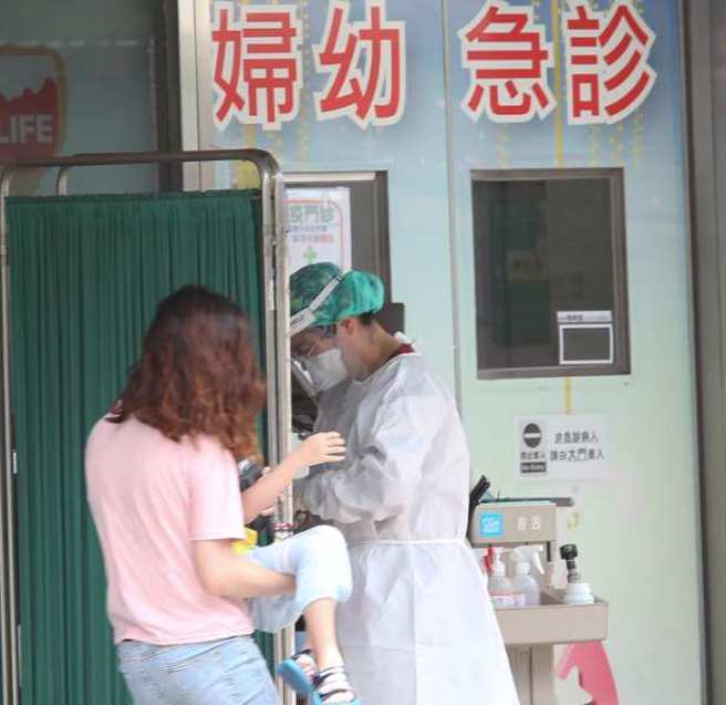图为北市妇幼医院开设的亲子儿童防疫门诊，家长带着小朋友就诊。（陈俊吉摄）