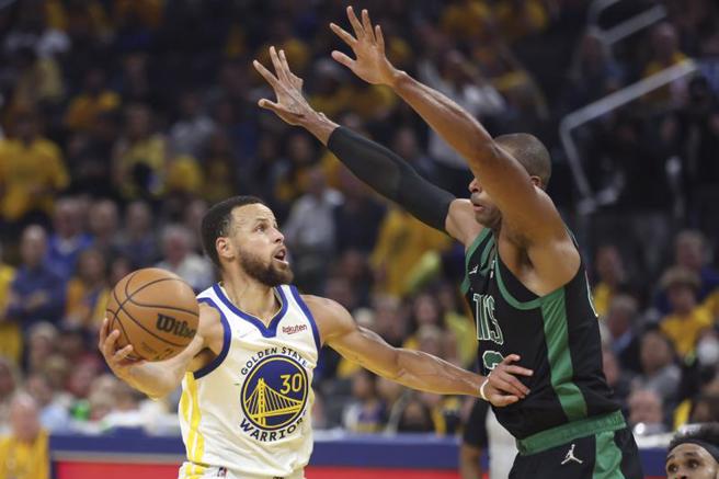 老鹰后卫崔杨认为他与勇士柯瑞(左)开创了NBA新时代。(美联社)