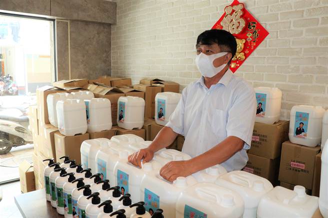 陳雙全說洗手乳是他的好朋友製造的，希望藉此些許資源，讓所有的同學更能養成勤洗手的好習慣。（張茂雄攝）