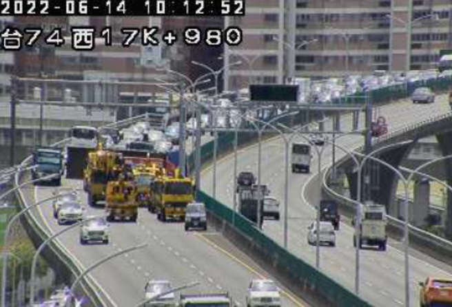 台74紫爆！大貨車翻覆，後方車流嚴重回堵。（圖／翻攝自高公局）