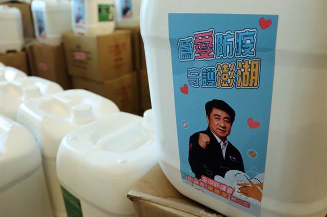 防疫物資有10公升160桶、1公升400瓶的，各校洗手乳數量依學生數多寡分配。（張茂雄攝）