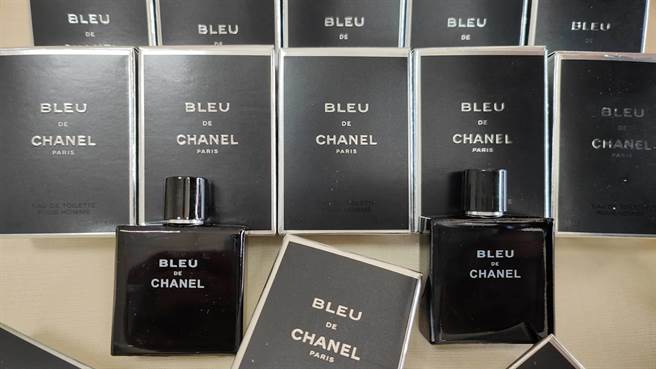 李姓男子透过阿里巴巴网站寻找大陆仿冒名牌香水卖家，再以市价5成的售价在台湾电商平台贩售。(警方提供／林欣仪台中传真)