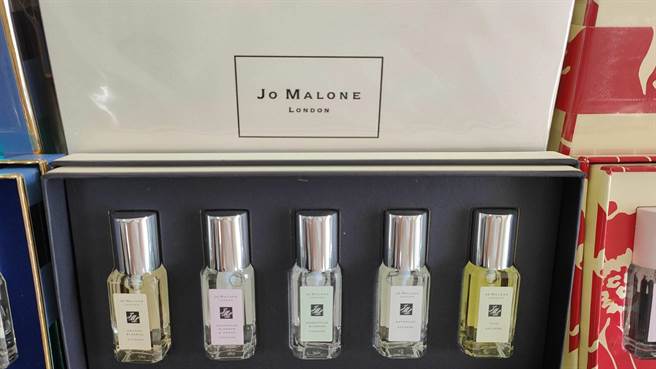 李姓男子透过阿里巴巴网站寻找大陆仿冒名牌香水卖家，再以市价5成的售价在台湾电商平台贩售。(警方提供／林欣仪台中传真)