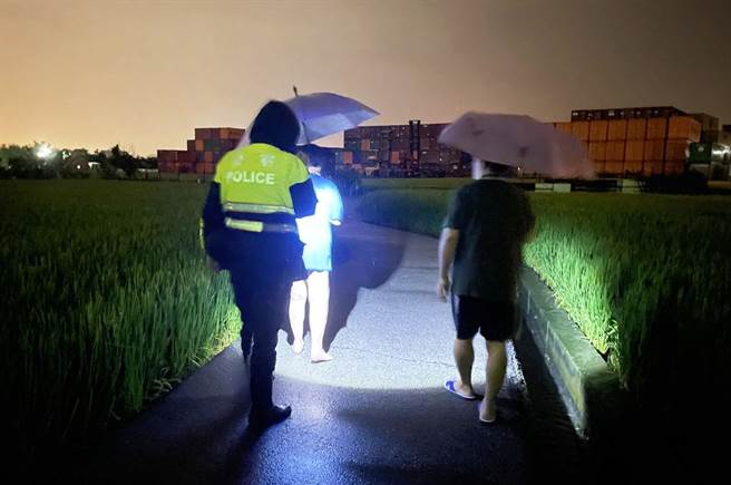 员警将仅有的一把伞借给郭妇撑，还陪伴郭妇走长约1公里的路安全送她到家。（民眾提供／陈世宗台中传真）