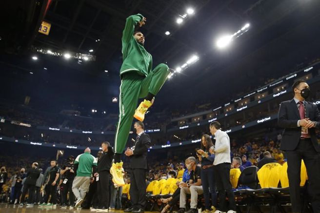 塞爾提克塔圖在總冠軍賽前熱身。（美聯社）