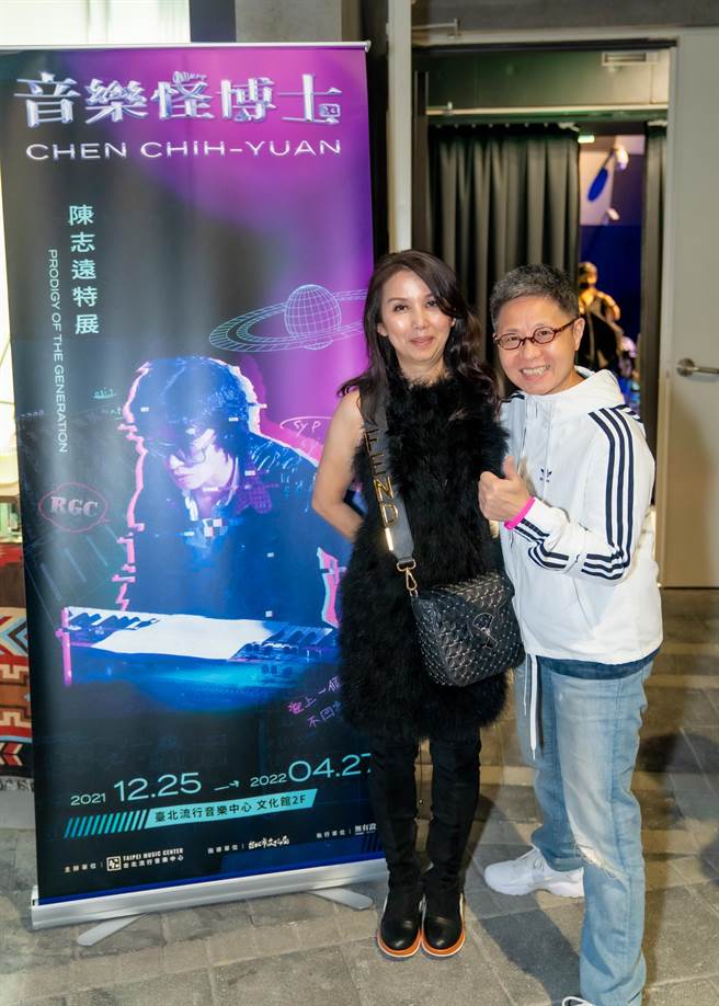 丁晓雯（右）日前去看陈志远特展，与陈志远夫人合照。(丁晓雯提供)
