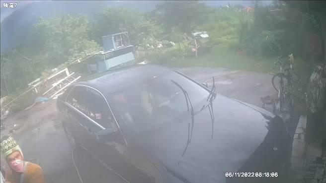 监视器拍下凶嫌行凶后身影（左下角）头戴毛帽、帽子与口罩明显血迹。（翻摄画面）