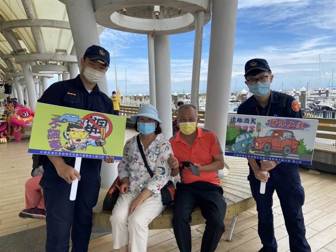 大园分局结合竹围渔港活动，上街宣导路口交通安全重要性。（大园分局提供／蔡明亘桃园传真）