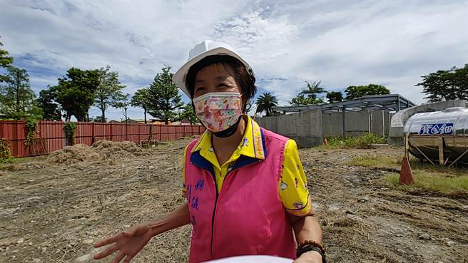 议员刘淑芳表示，怡心园是在她乡长任内所完工，如今因工期、疫情等原因为地方带来困扰，她感同身受。(吴建辉摄)
