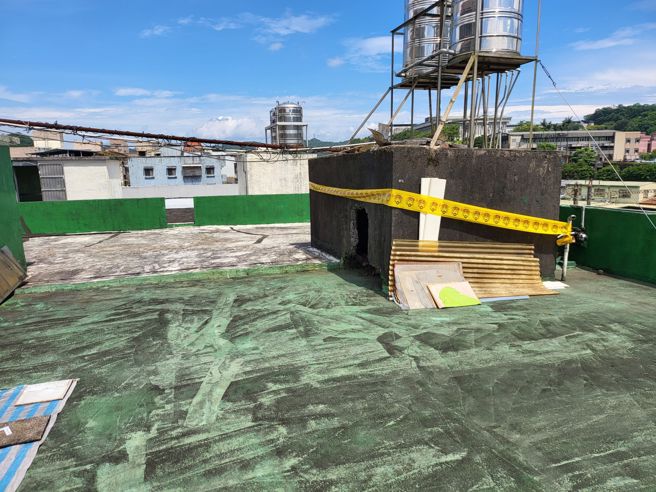 新北市瑞芳区今（14日）早上，1名妇人到顶楼晒衣服时发现1位老翁卧倒在地，失去生命迹象。（图/警方提供）