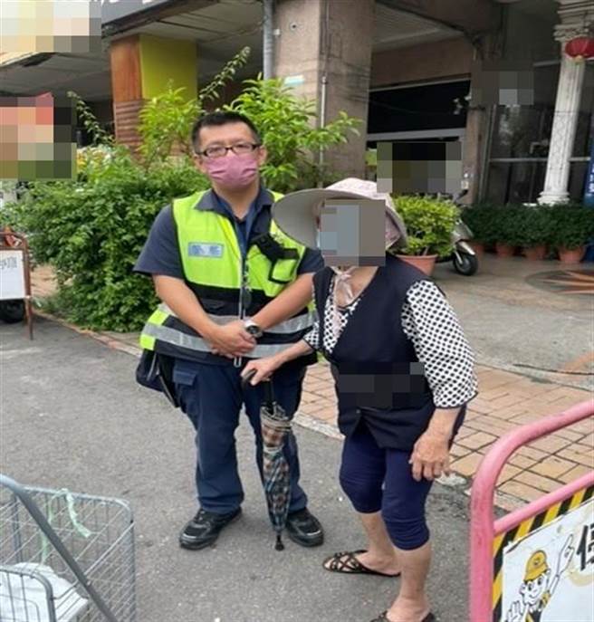 88岁的黄姓妇人搭计程车到振福路欲找友人，迷途在路旁，所幸新平派出所员警巡逻发现，热心协助以巡逻车将他护送返家。（太平警分局提供／冯惠宜台中传真）