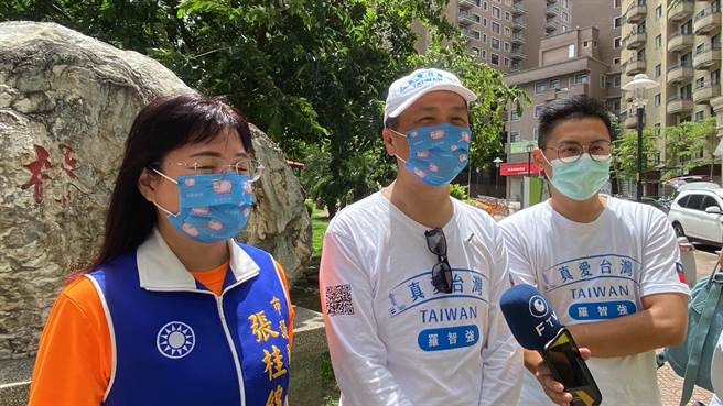 前台北市议员罗智强祈福走桃园14日到芦竹区，由市议员张桂绵陪同。（陈梦茹摄）