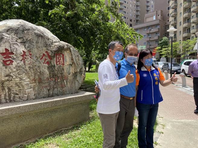 前台北市议员罗智强祈福走桃园14日到芦竹区，由市议员张桂绵陪同。（陈梦茹摄）