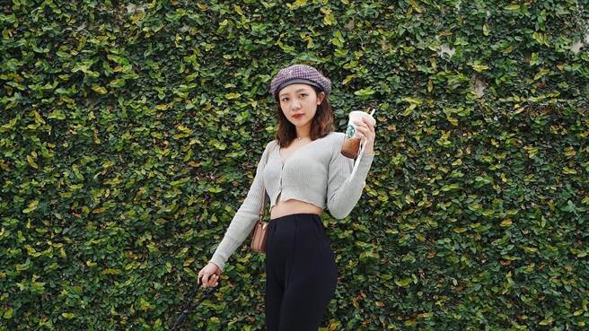 照服員超夯，來自彰化縣員林市年僅22歲的游宛儒，從小在阿公阿嬤的細心照料下長大，對長輩有一份特殊情感，五專畢業後投入照服員工作，亮麗的外型笑容高掛，今獲得醫院票選為優良照顧服務員。(院方提供／吳建輝彰化傳真)