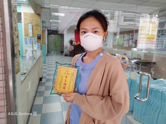 她說，獲得表揚真的很感謝大家的愛戴，未來有機會的會持續進修，希望能當一名護理師，來服務更多人，也希望能有更多人能夠投入照服行列，一起服務長輩。(院方提供／吳建輝彰化傳真)