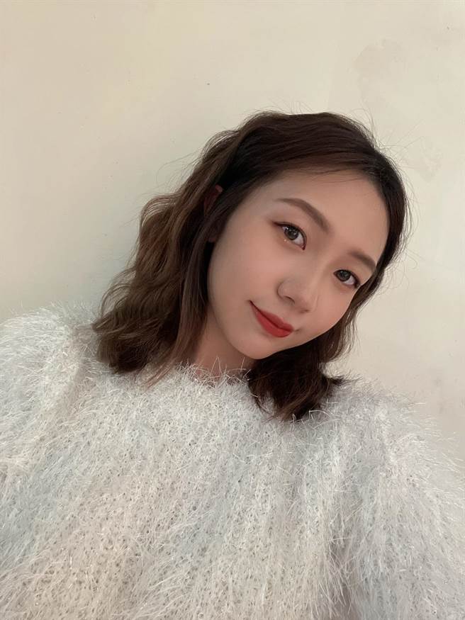  游宛儒亮麗的外型笑容高掛，對於照顧長輩工作充滿熱忱，許多受照顧的爺爺奶奶搶爭孫媳婦。(院方提供／吳建輝彰化傳真)