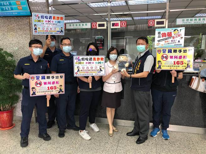 台中第二分局分局长陈家铭前往台中健行路邮局，致赠人气颇盛的「进阶版阻诈熊讚」泰迪熊，感谢邮局行员与警方阻诈连线成功。（台中市第二分局提供／冯惠宜台中传真）