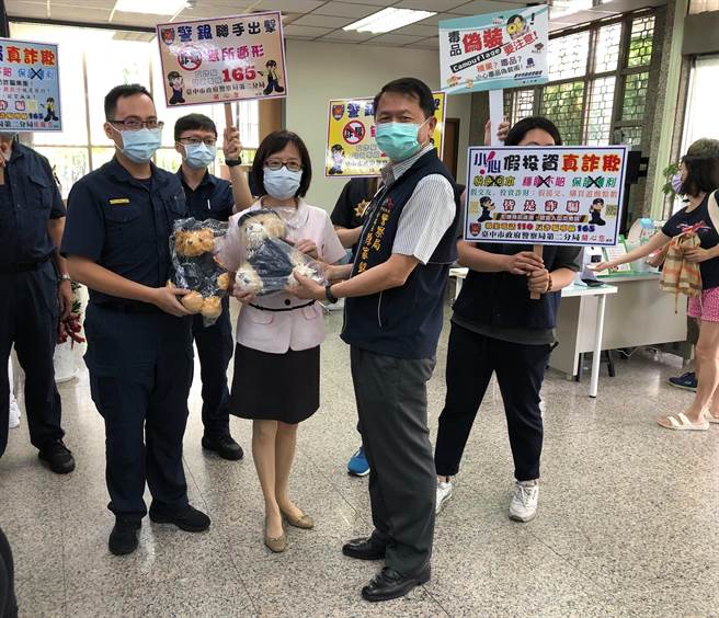 台中第二分局分局长陈家铭前往台中健行路邮局，致赠人气颇盛的「进阶版阻诈熊讚」泰迪熊，感谢邮局行员与警方阻诈连线成功。（台中市第二分局提供／冯惠宜台中传真）
