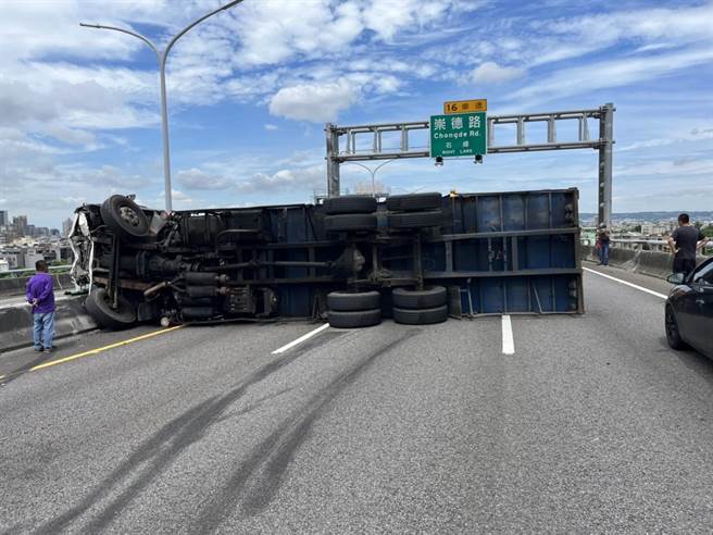 大貨車追撞前方小貨車後側翻橫躺車道。（民眾提供）