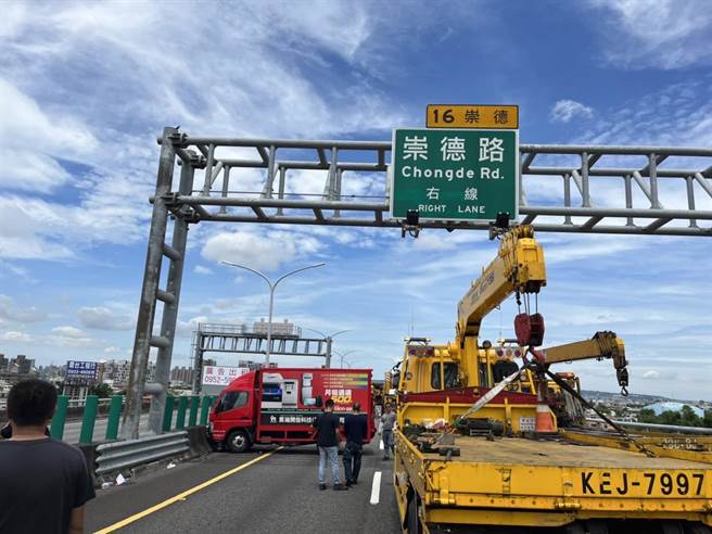 小貨車遭後方大貨車追撞。（民眾提供）