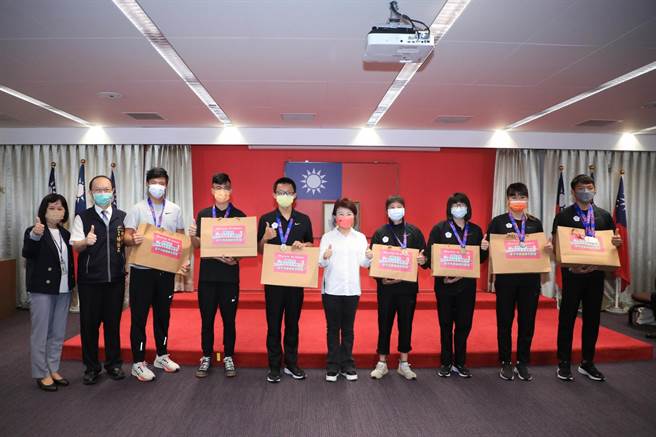 2022世中运台中选手勇夺5金4银3铜，台中市长卢秀燕（右五）在市政会议上，亲自颁奖表扬台中小将们。（市府提供／谢琼云台中传真）