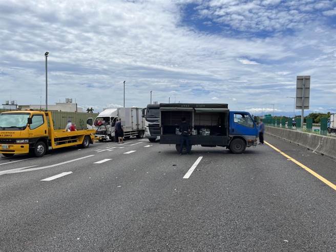 国道2号西向大园段发生追撞事故。（翻摄画面／蔡明亘桃园传真）