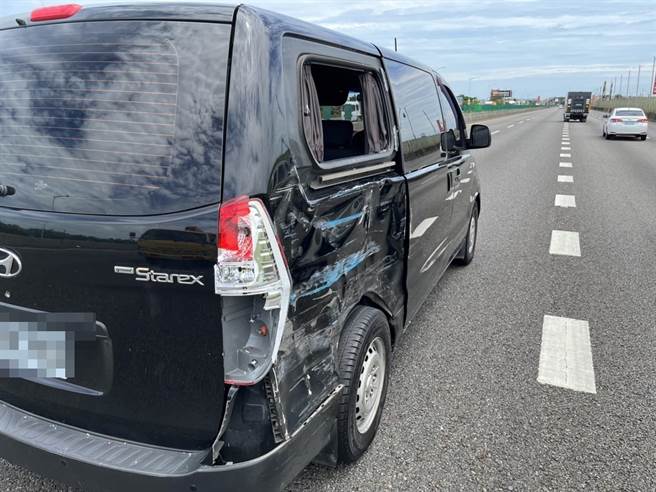 休旅车也有大面积擦损。（翻摄画面／蔡明亘桃园传真）