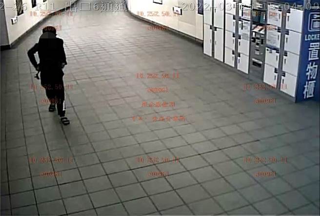 窃贼得手后提领金融卡内的现金。（翻摄画面）