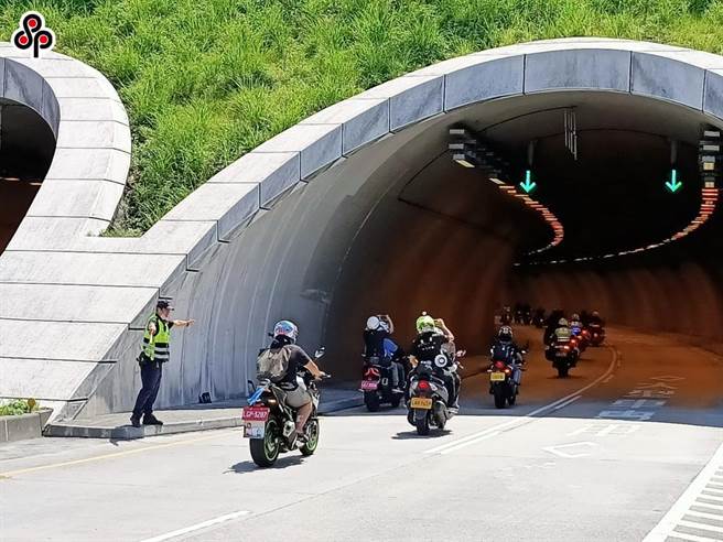 公路总局去年9月30日起试办大型重型机车通行苏花改路段，试办首日涌入大批重机。（本报资料照）