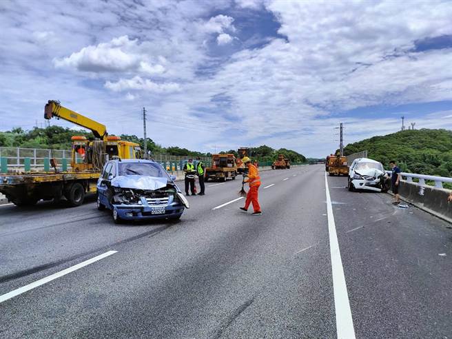 国道3号北上147.1公里处苗栗路段，14日早上10点多，发生2辆车追撞工程车事故。（翻摄照片／李京升苗栗传真）