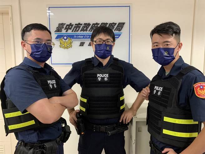 警友站于警察节前夕，赠送反光背心衬套及手机支架，以利警察值勤。（警方提供）