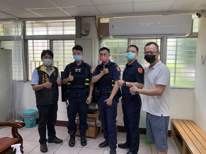 警友站于警察节前夕，赠送反光背心衬套及手机支架，以利警察值勤。（警方提供）