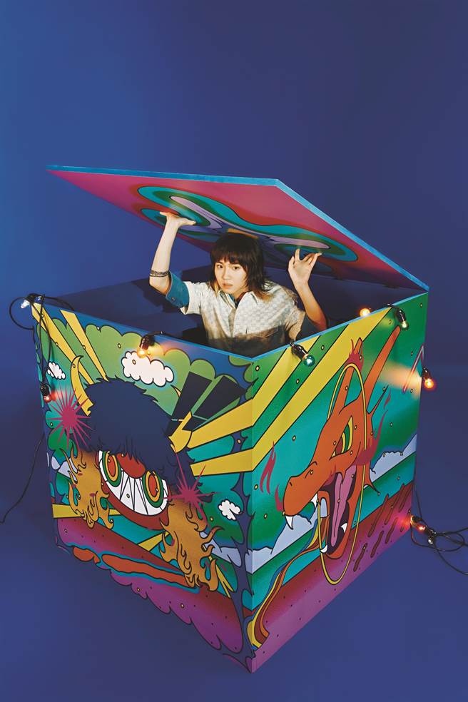 持修在全新視覺照中，化身寶藏男孩 從驚喜箱中一躍而出。（野聲音娛樂提供）