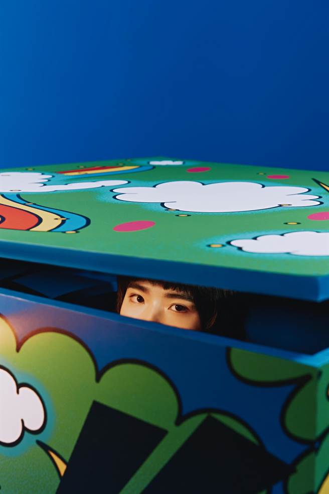 持修在全新視覺照中，化身寶藏男孩 從驚喜箱中一躍而出。（野聲音娛樂提供）