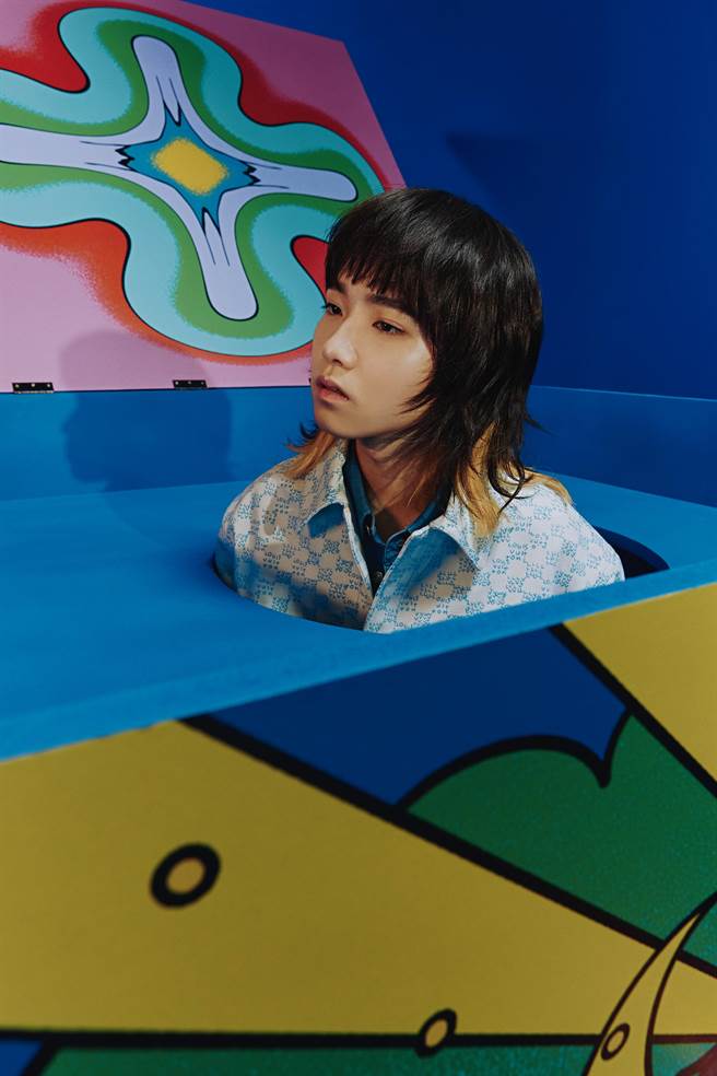 持修在全新視覺照中，化身寶藏男孩 從驚喜箱中一躍而出。（野聲音娛樂提供）