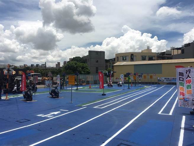 凯旋机车驾训班课程场地，教练会模拟道路上状况，以实际路况向学员教授，教导用路安全，降低机车事故。（崔正纲摄）